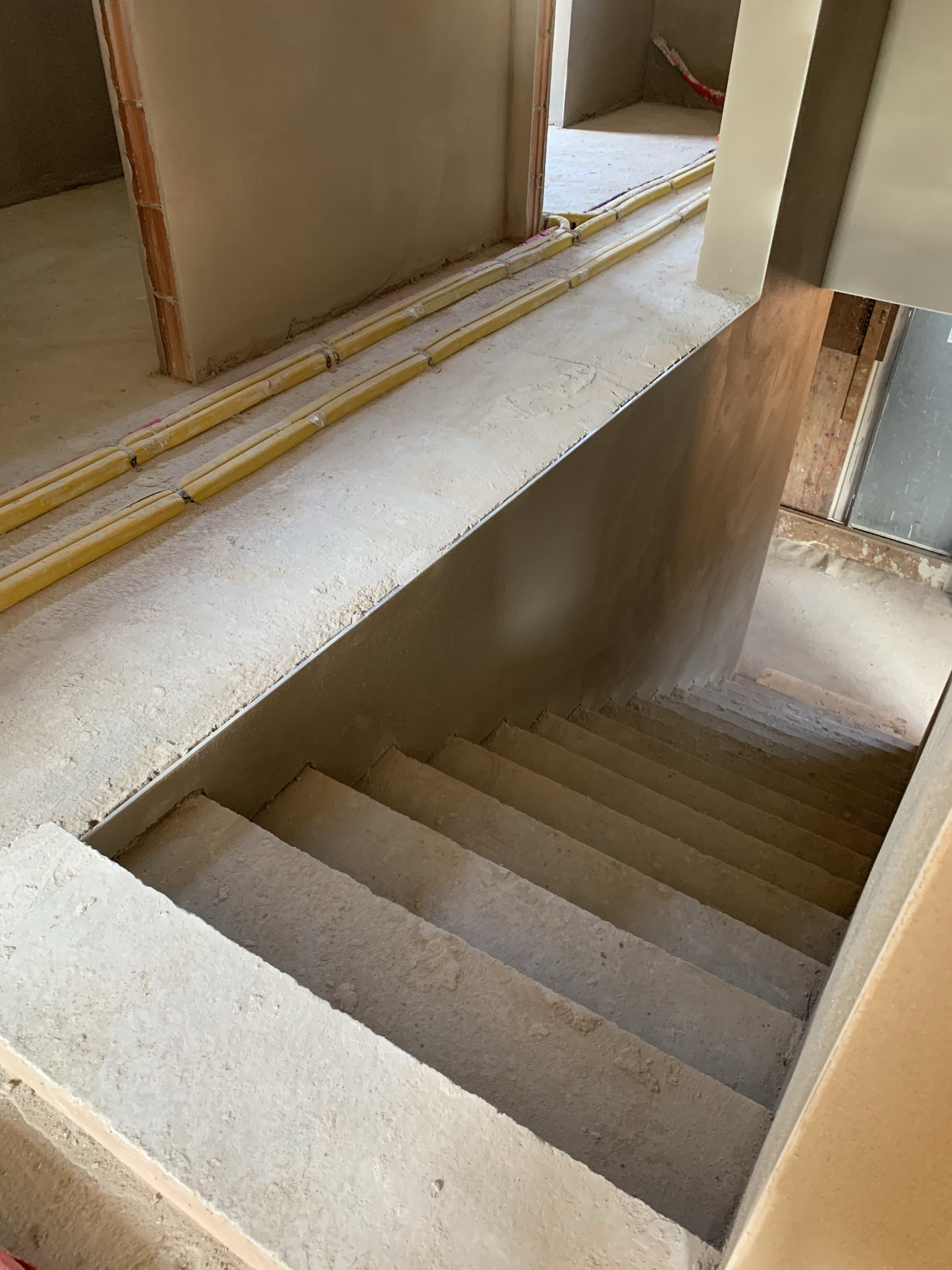 hilfe-fuer-die-verkleidung-beim-bodenaufbau-an-der-treppe-527941-1.JPG