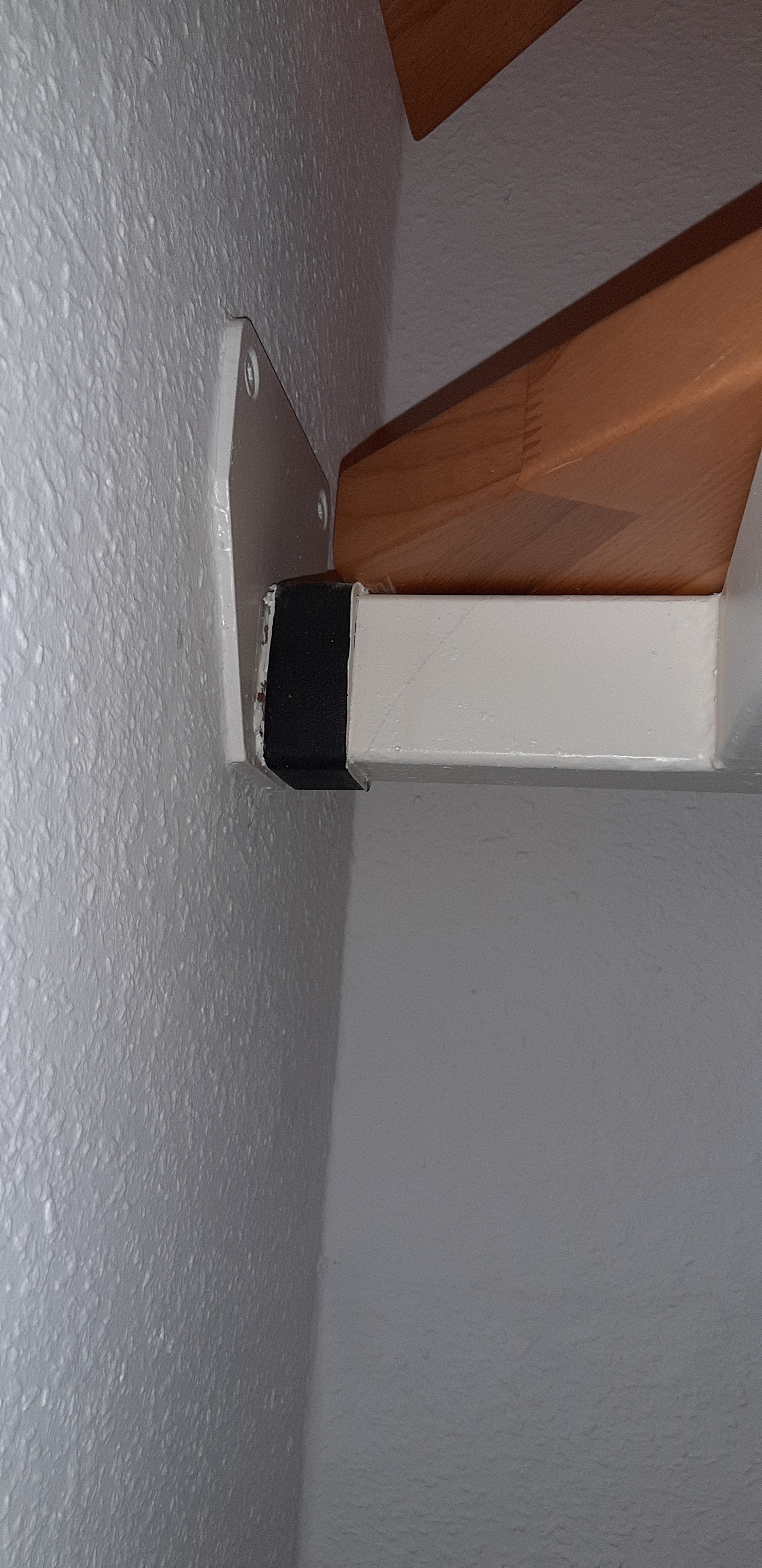 laute-treppengeraeusche-aus-nachbars-haus-treppe-richtig-entkoppelt-596202-3.jpg