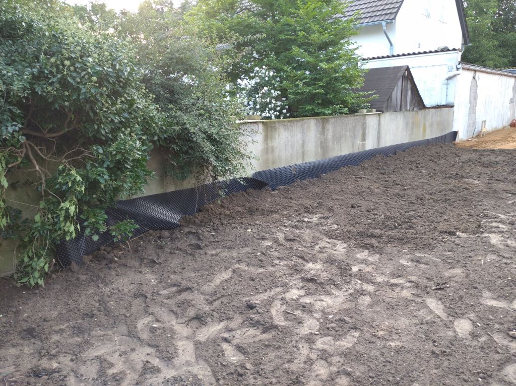 Noppenfolie an Gartenmauer.jpg