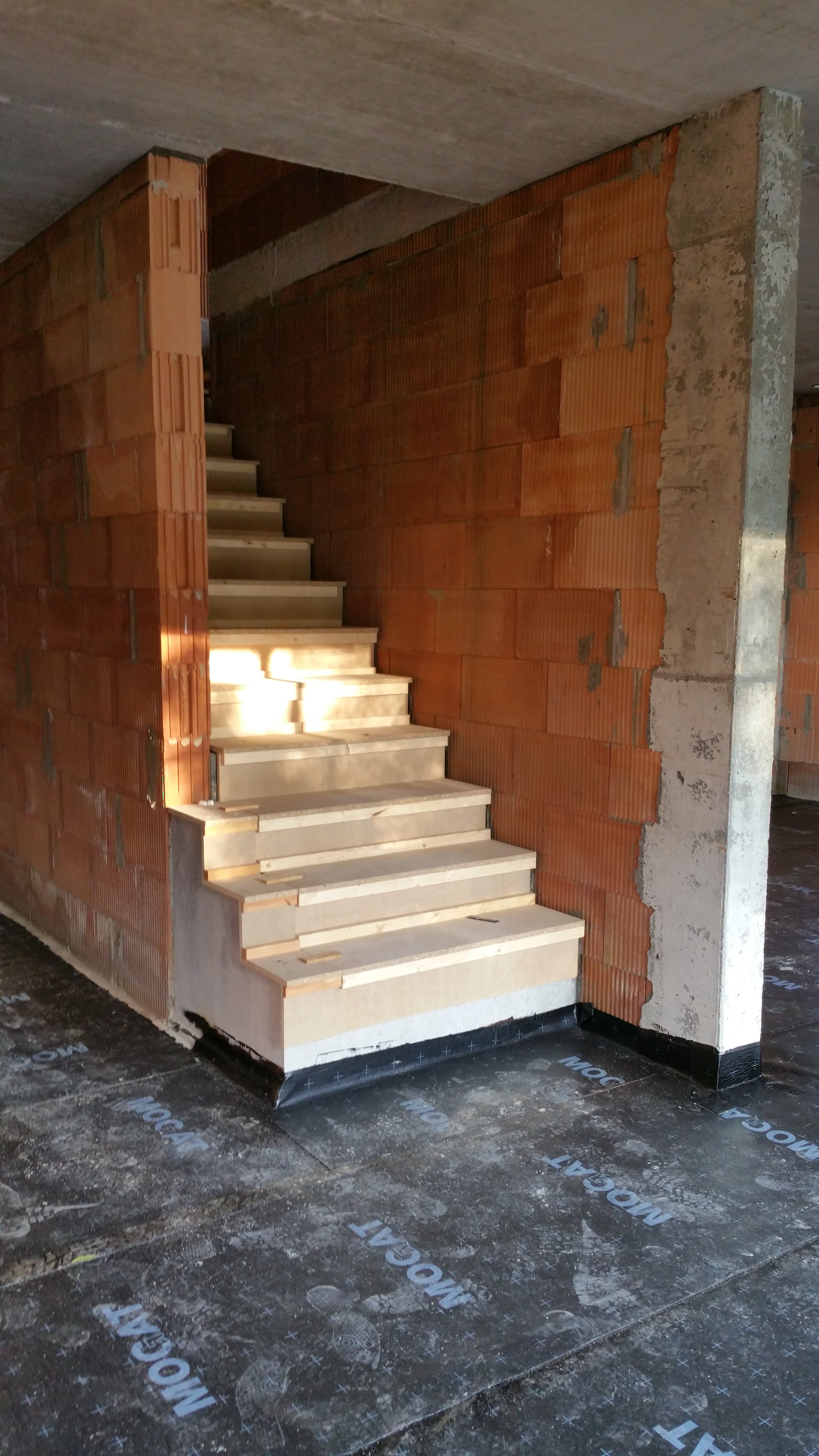 sichtbetontreppe-waehrend-bauphase-schuetzen-welches-holz-am-besten-328282-1.jpg