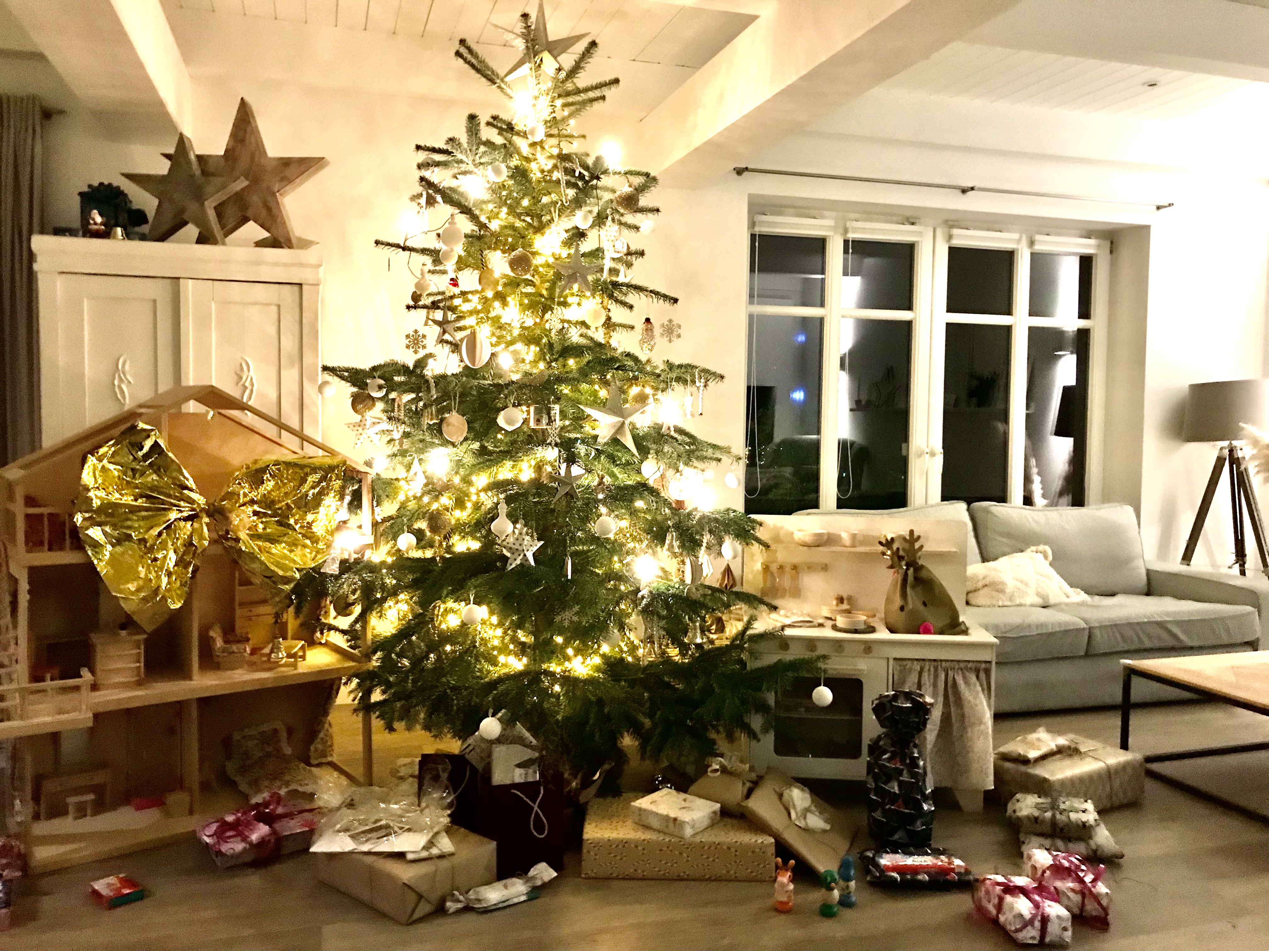 weihnachtlicher-lichterglanz-im-wohnzimmer-546950-1.jpeg